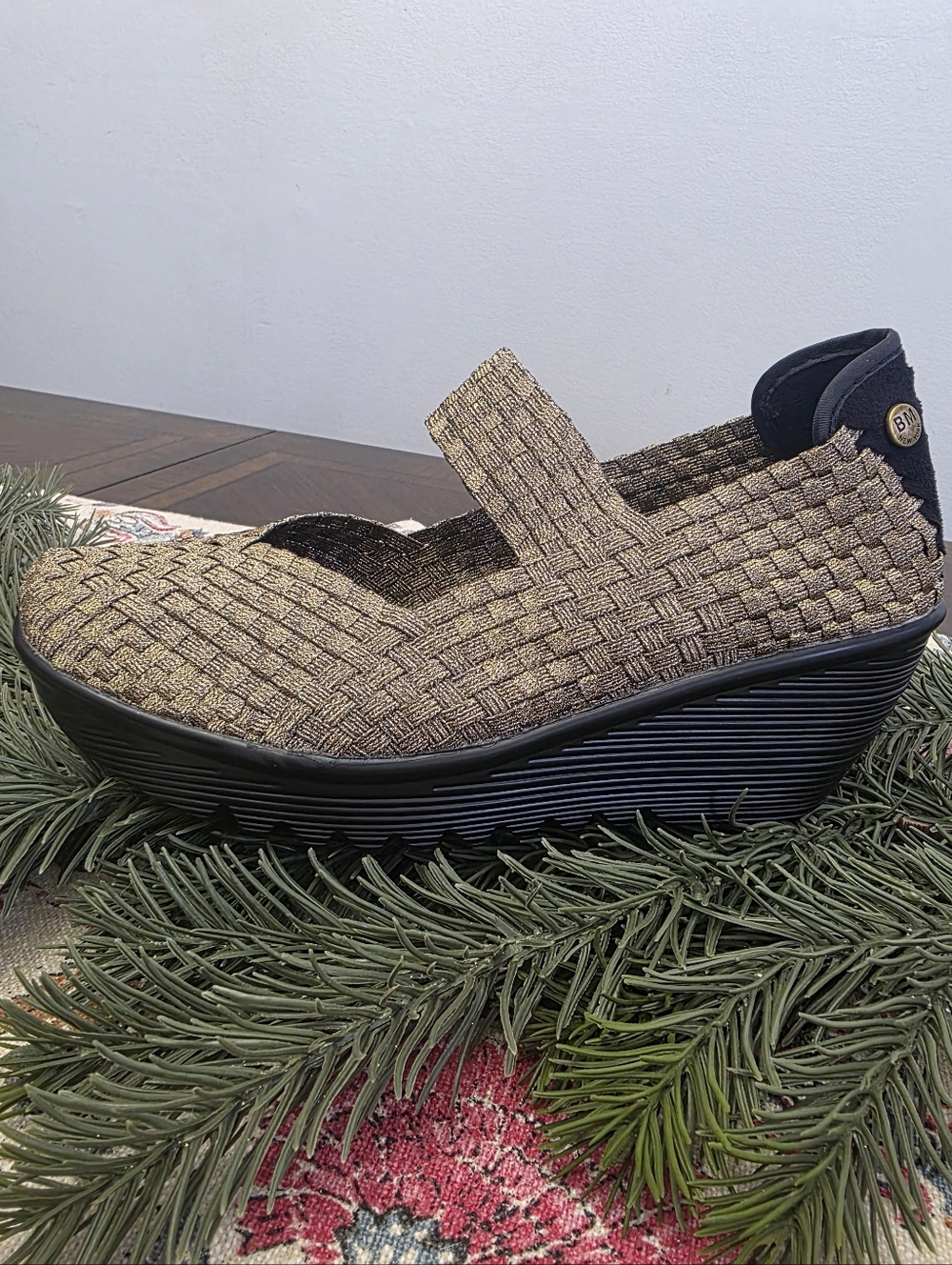 bernie mev. Women's Lulia Wedges in Bronze